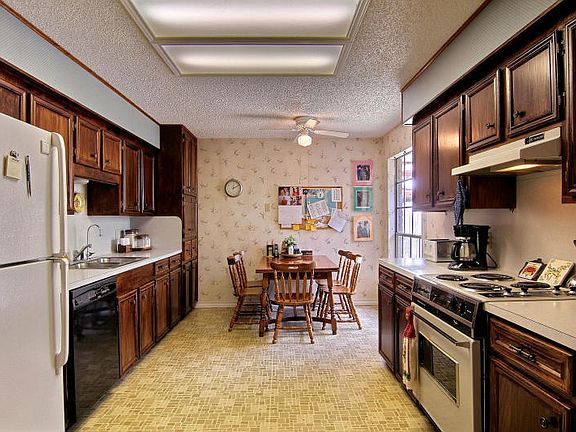 3rd image of 5226 Edinburg Cir