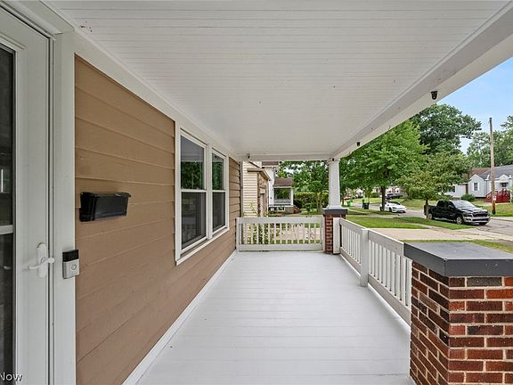 5th image of 1487 Maplegrove Rd