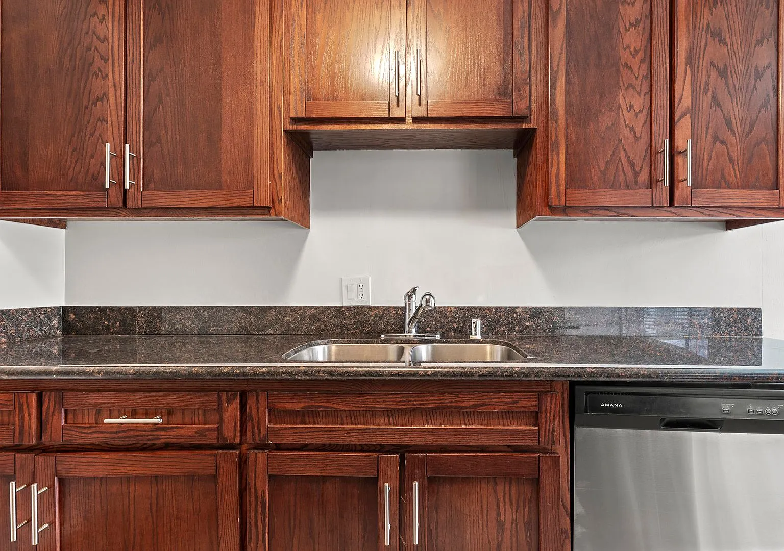 Spacious 2-Bedroom Near Beverly Hills 1 Month Free! — Photo 1