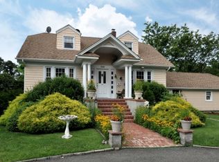 196 Parkwood Rd, West Islip, NY
