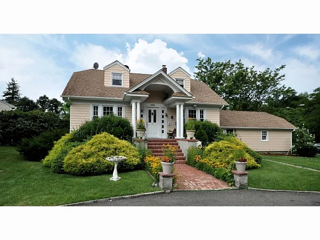 196 Parkwood Rd photo 1