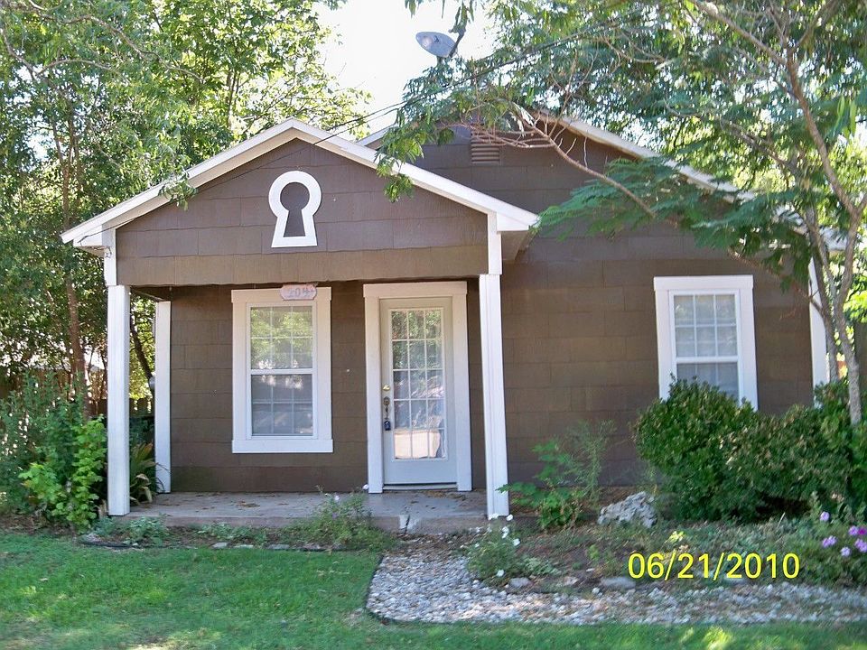 1st image of 104 E Burbank St