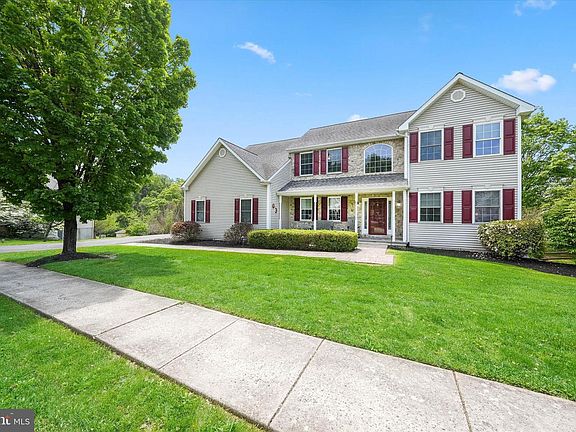2nd image of 27 Twin Creeks Dr