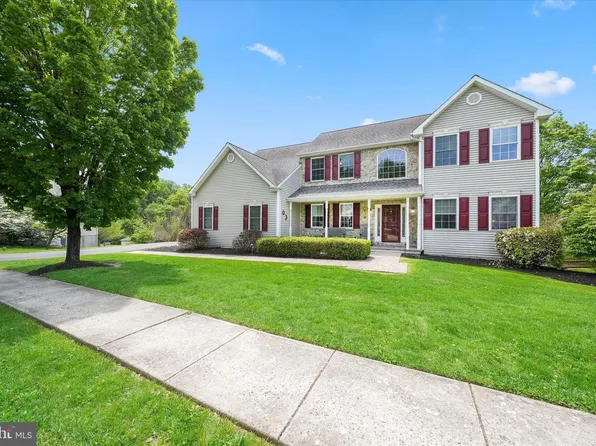 27 Twin Creeks Dr, Thornton, PA 19373