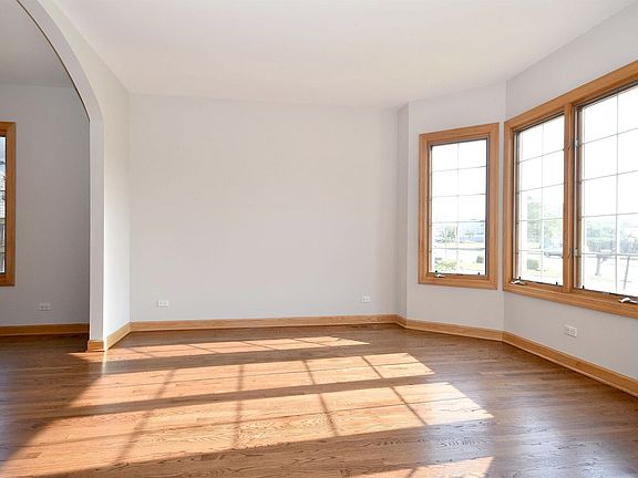 5th image of 9132 Greenwood Ave