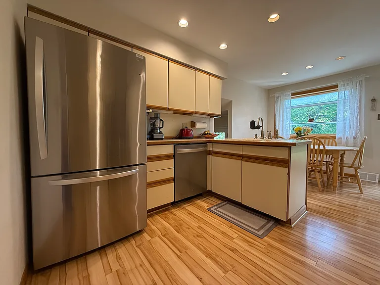 806 Warfield Ln — Photo 11