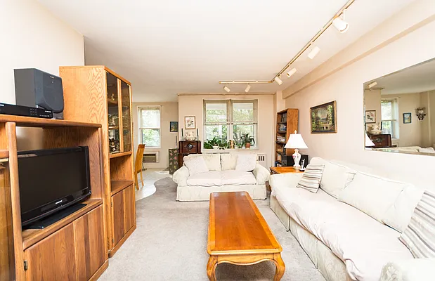 Sold by Re/Max In The City | media 16