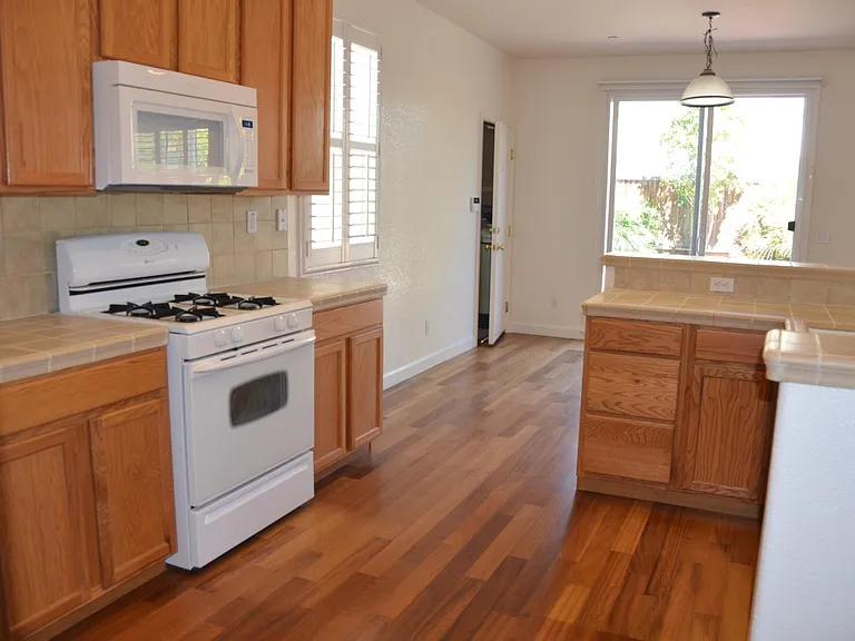 580 Lott Dr — Photo 2
