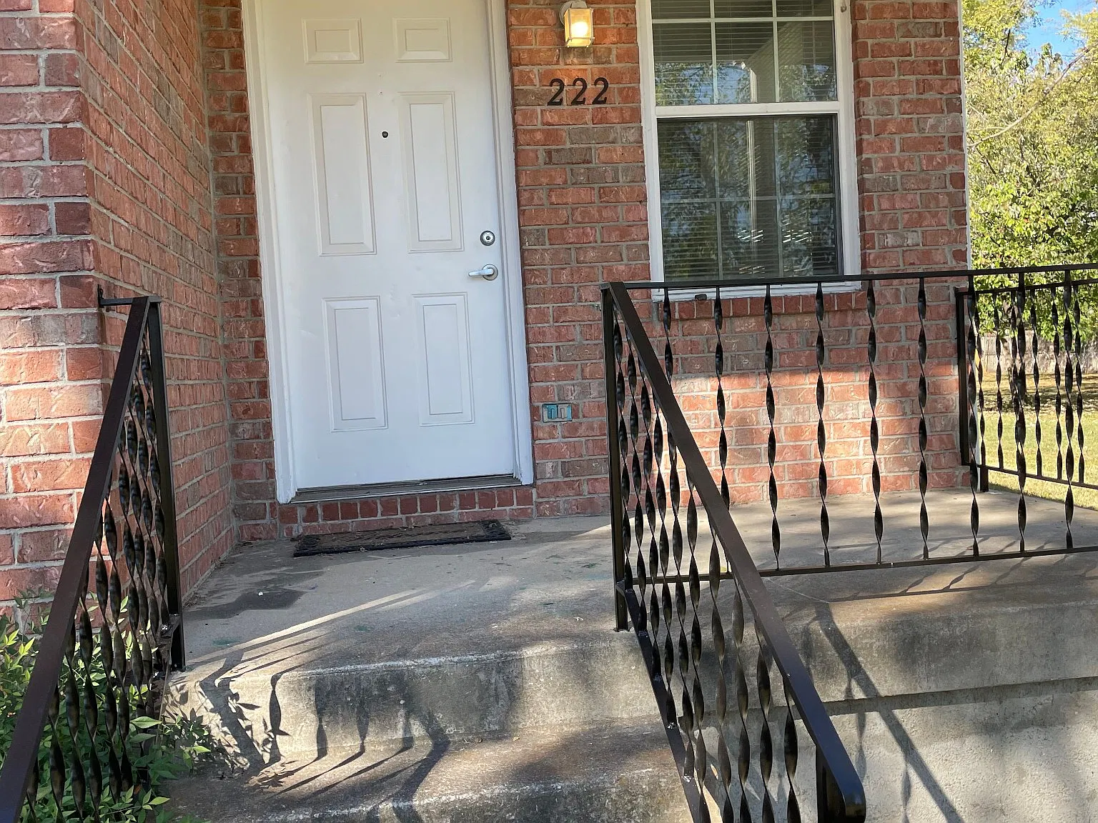 3 bed, 2.0 bath, 1020 sqft, $2,200 — Photo 2