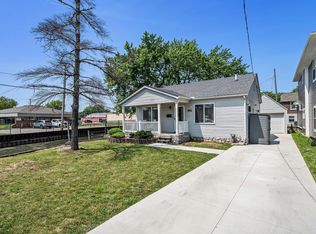 22405 Beach St, Saint Clair Shores, MI 48081