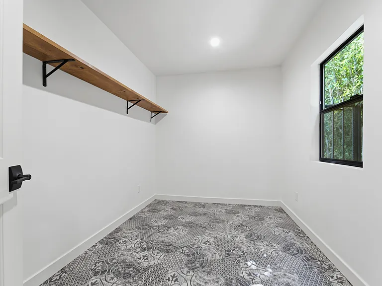 393 Huntley Dr — Photo 16