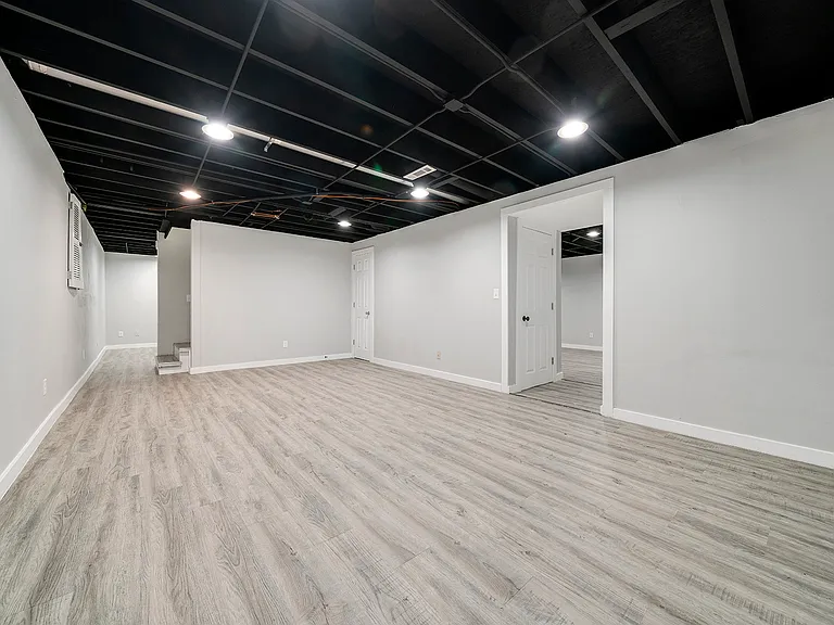 112 Liverpool Dr SE — Photo 29