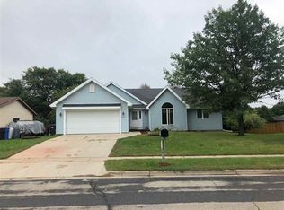 908 S Holiday Dr, Waunakee, WI 53597