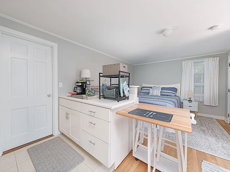 230 Gosnold St #M5 — Photo 8