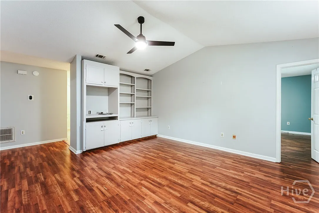 3 bed, 3.0 bath, 1390 sqft, $2,100 — Photo 3