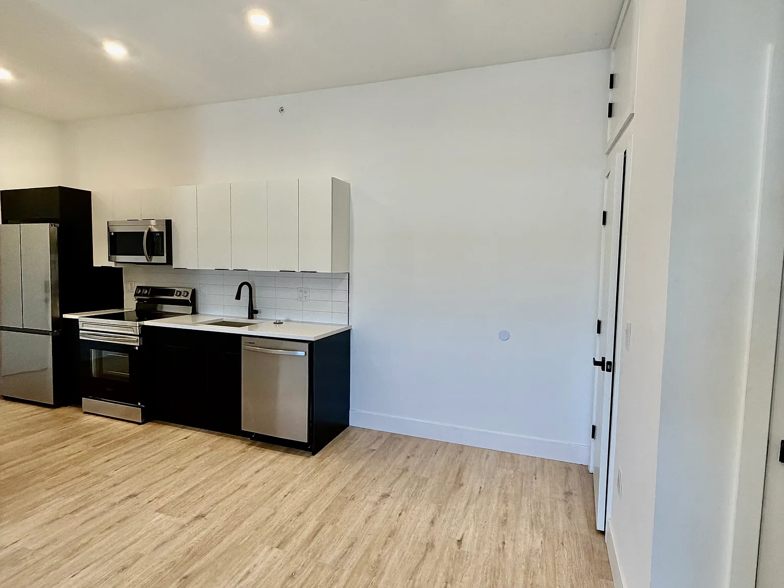 2 bed, 870 sqft, $1,700 — Photo 2