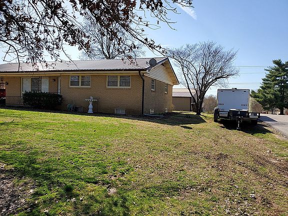 3rd image of 802 S Park Ln