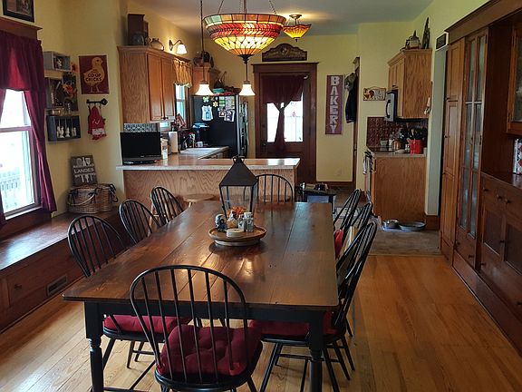 Dining room with built-ins