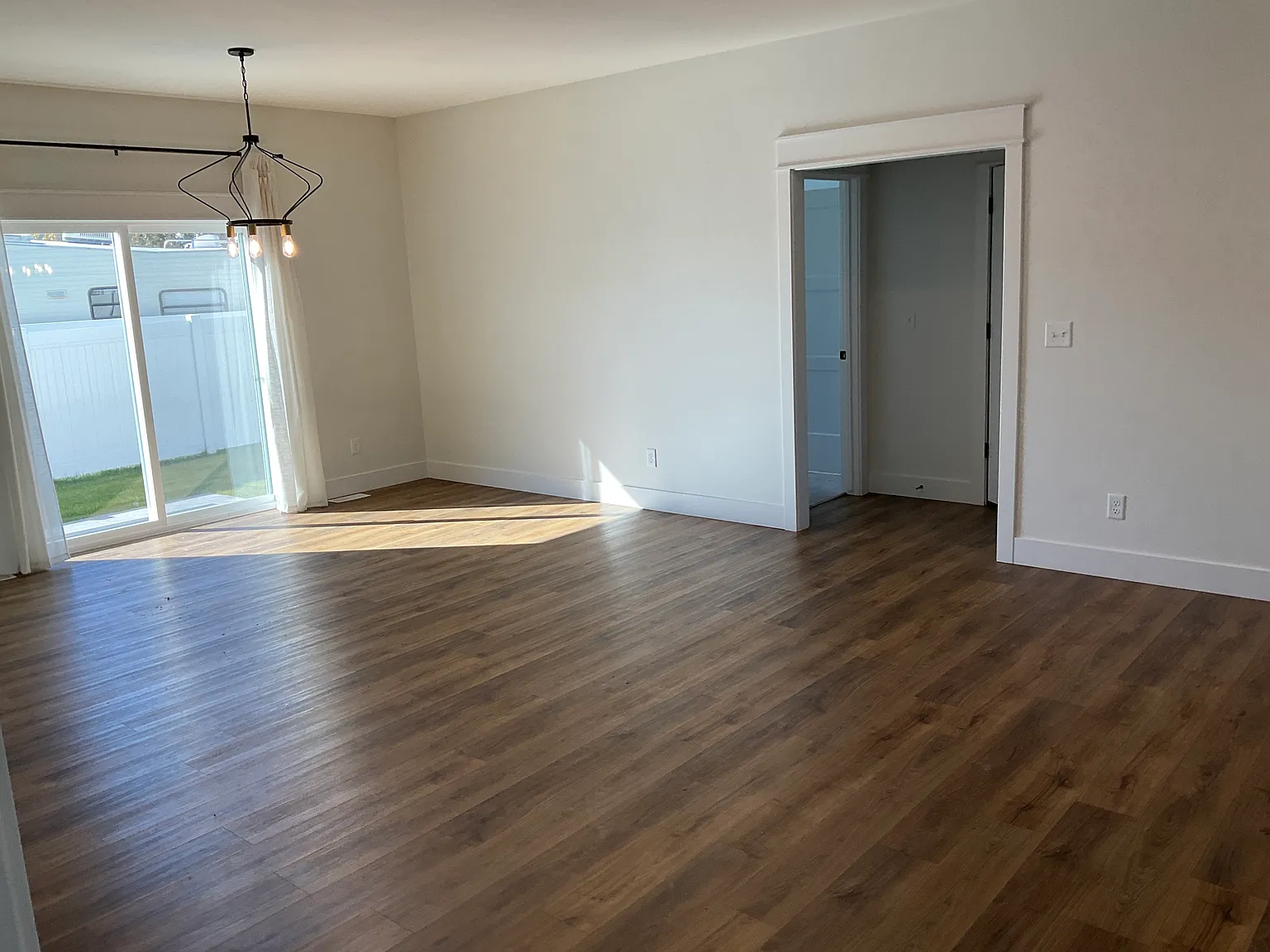 6 bed, 3624 sqft, $2,700 — Photo 2
