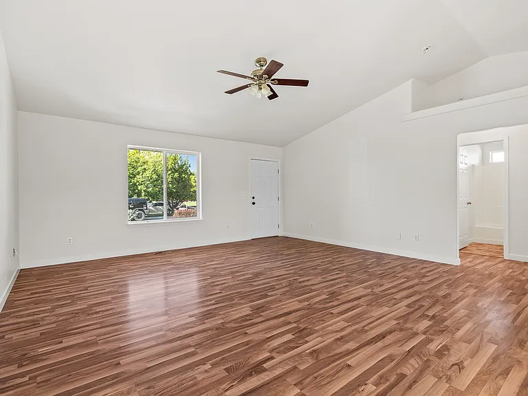 303 W Avenue K — Photo 4