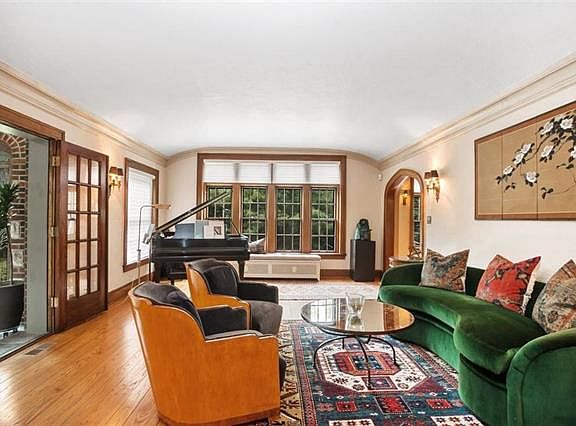 5th image of 1901 W 61st Ter