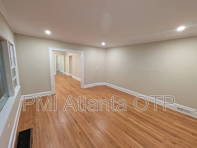 1952 Wellbourne Dr NE — Photo 8