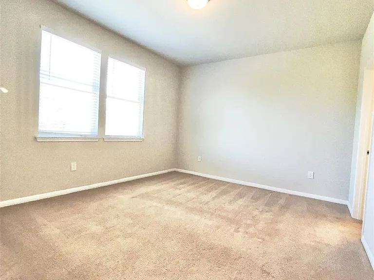363 Eagle Brook Ln — Photo 10