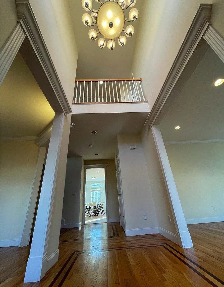 4 bed, 2.5 bath, 3020 sqft, $8,500 — Photo 3