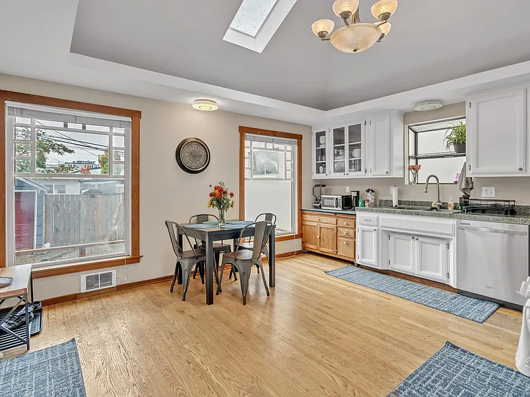 536 Bell St — Photo 8