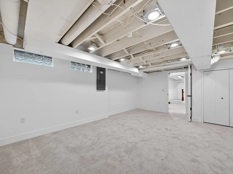 372 W Brown St #3 — Photo 31