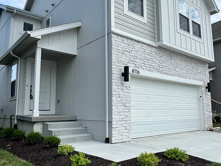 8704 SW Edgewater Dr — Photo 2