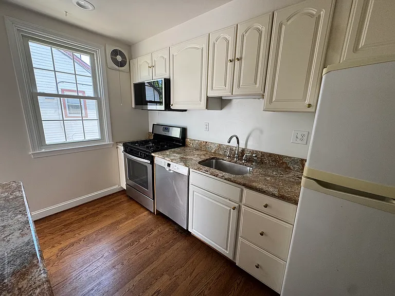 533 Morris Ave — Photo 12