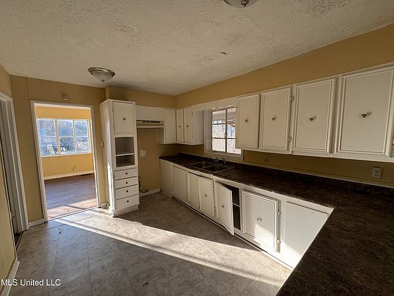 3rd image of 2862 Oak Forest Dr