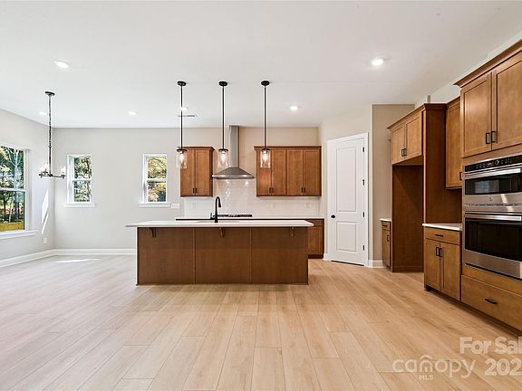 3rd image of 552 Fern Hill Rd