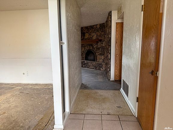 4th image of 1212 W Yucca Ave