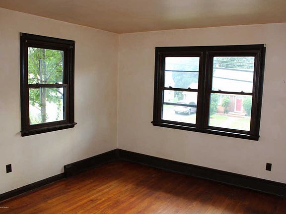 3rd image of 49 Kingsland St