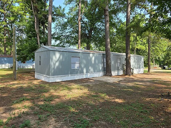 3 bed, 924 sqft, $975 — Photo 2
