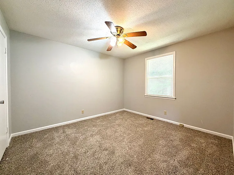Bancroft Circle Apartments — Photo 23
