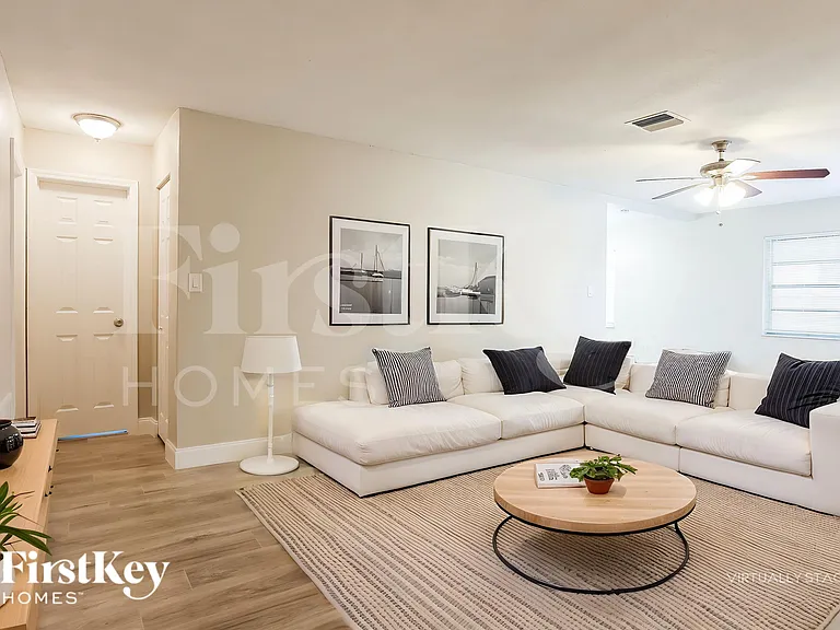 2740 SW 7th St — Photo 4
