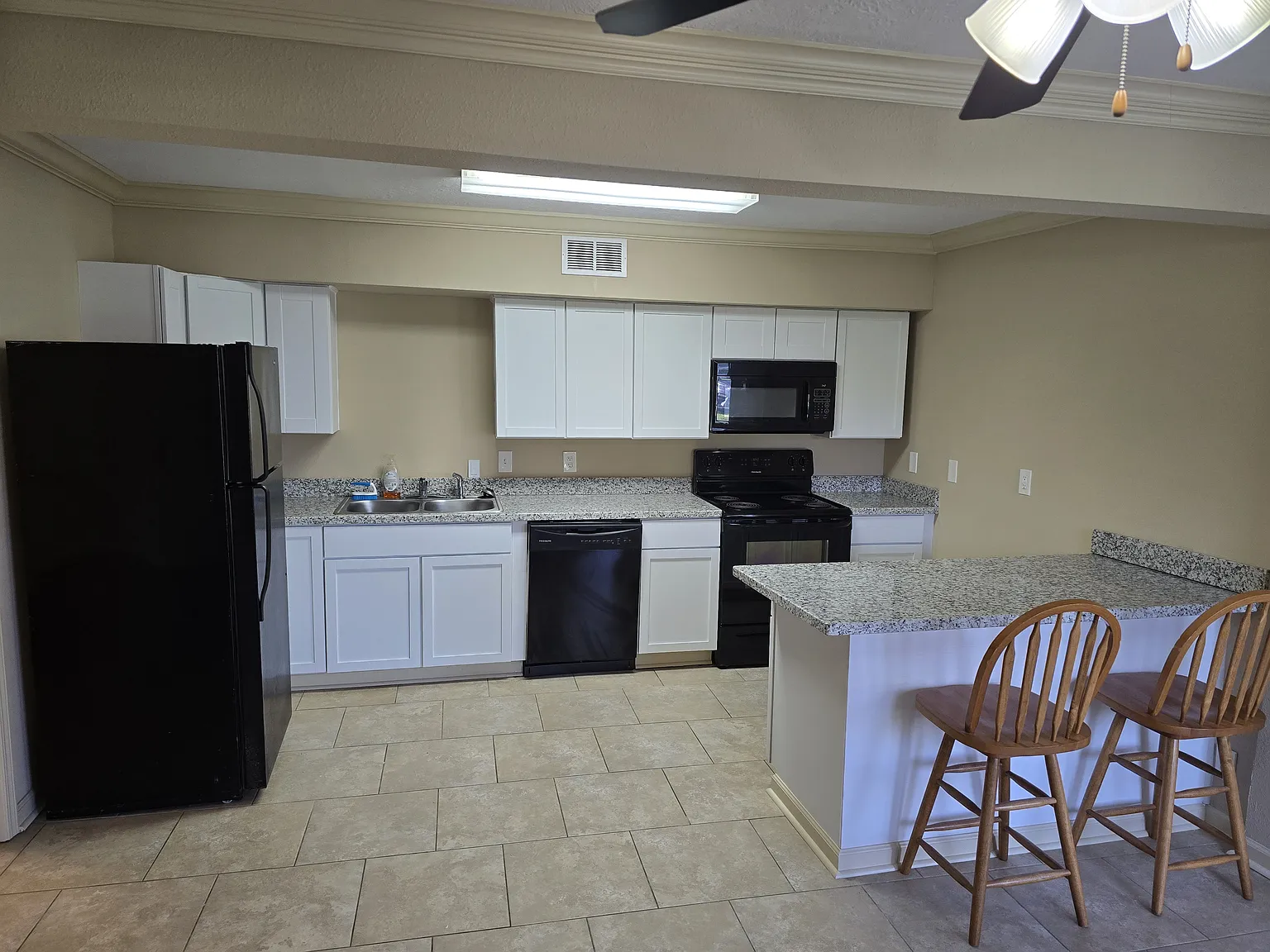 1 bed, 700 sqft, $1,000 — Photo 3