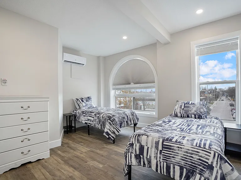 537 Talbot St — Photo 15