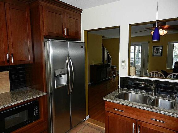 2nd image of 565 Quaker Ln APT 135