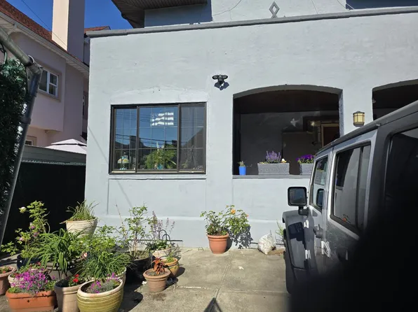 2635 East 19th Street image 2 of 11