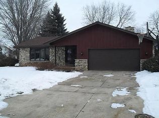 1114 N Briarcliff Dr, Appleton, WI 54915