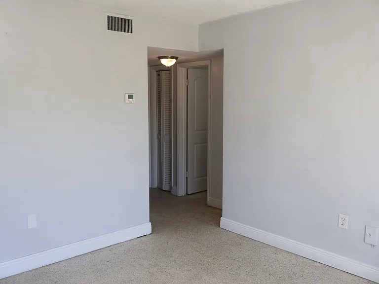 528 SW 6th St #6 — Photo 20