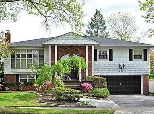 825 University St, Valley Stream, NY 11581