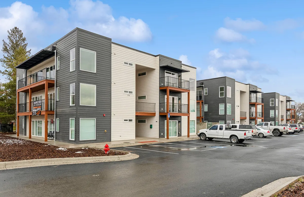 Building Photo - 126 E Evergreen Dr #202