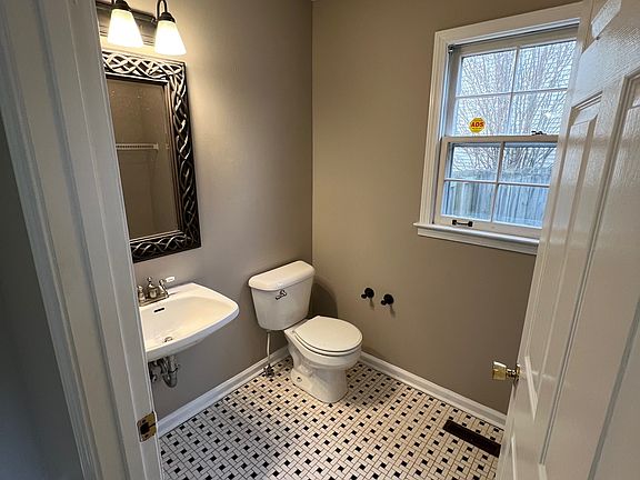 1/2 bath with laundry room