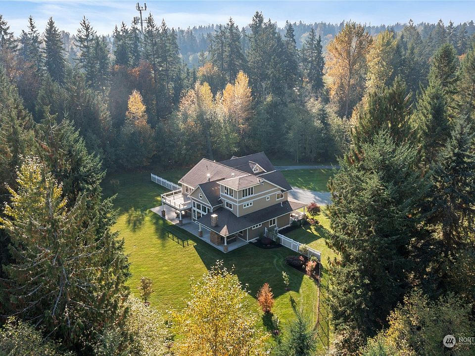 With all the space you could want, you'll be sitting on endless possibilities. Absolutely breathtaking setting!>