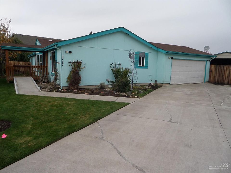 1st image of 743 NE Navaho Ct